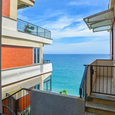 La Casa Del Mare Di Ginni E Virgi Bergeggi