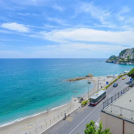 La Casa Del Mare Di Ginni E Virgi Bergeggi